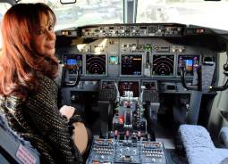 cristina_en_avion_sola