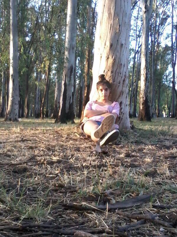 daiana-herlein-apoyada-en-arbol-parque-de-mayo